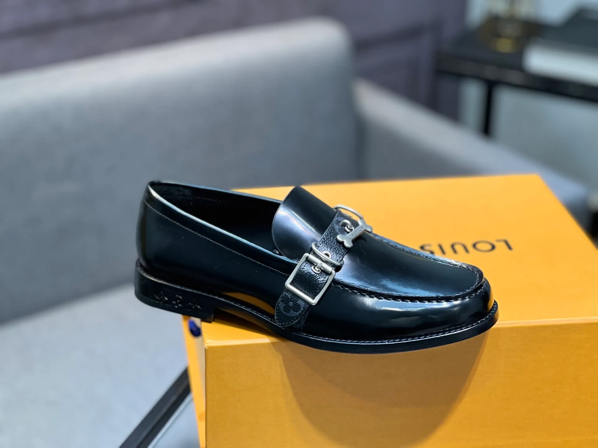 Men's shoes 💰960 LV top luxury brand, high-quality men's business formal leather shoes, imported genuine leather soles! Customized imported leather, the first layer of open-edge beaded lacquered cowhide, the texture is incomparable, the imported cowhide lining, high-end high-end shoes, don't miss it! size:39-44 (Male 38 45 46 customized)